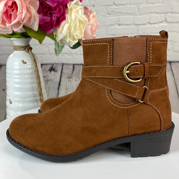 NWT: ST JOHN’S BAY (WIDE) Memory Foam Brown Faux Suede Block Heel Ankle Boots - Picture 4 of 17